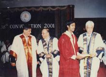 Mr. Azim Premji presents an award to a Prize winner at the 38th Convocation (2001)