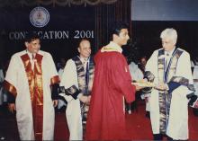 Mr. Azim Premji presents an award to a Prize winner at the 38th Convocation (2001)