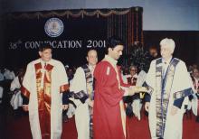 A Prize-winning student receives a Prize at the 38th Convocation (2001)