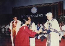 Mr. Azim Premji presents an award to a Prize winner at the 38th Convocation (2001)