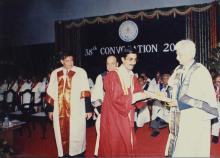 Mr. Azim Premji presents an award to a Prize winner at the 38th Convocation (2001)