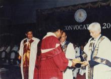 Mr. Azim Premji presents an award to a Prize winner at the 38th Convocation (2001)