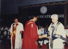 Mr. Azim Premji presents an award to a Prize winner at the 38th Convocation (2001)