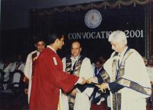 Mr. Azim Premji presents an award to a Prize winner at the 38th Convocation (2001)