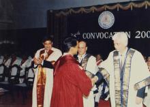 Mr. Azim Premji congratulates a Prize winning student at the 38th Convocation (2001)