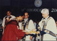 Mr. Azim Premji presents an award to a Prize winner at the 38th Convocation (2001)