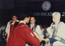 Mr. Azim Premji presents an award to a Prize winner at the 38th Convocation (2001)