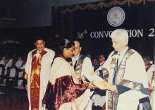 Mr. Azim Premji presents an award to a Prize winner at the 38th Convocation (2001)
