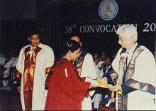 Mr. Azim Premji presents an award to a Prize winner at the 38th Convocation (2001)