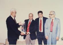 Mr. Krishnaswamy Kasturirangan presents a memento to Mr. Azim Premji, 38th Convocation (2001)