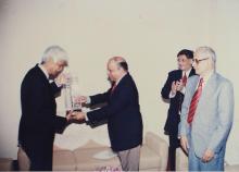 Mr. Azim Premji receives a memento from Mr. Krishnaswamy Kasturirangan, 38th Convocation (2001)