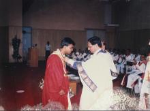 Dr. K. Anji Reddy awards a special merit prize to a student at the 39th Convocation, 2002