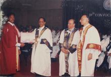 Dr. K. Anji Reddy awards a special merit prize to a student at the 39th Convocation, 2002