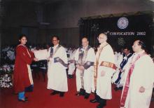 Dr. K. Anji Reddy awards a special merit prize to a student at the 39th Convocation, 2002
