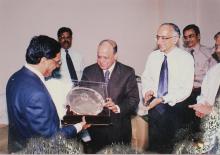 Dr. Krishnaswamy Kasturirangan presents a memento to Dr. K. Anji Reddy, 39th Convocation (2002)